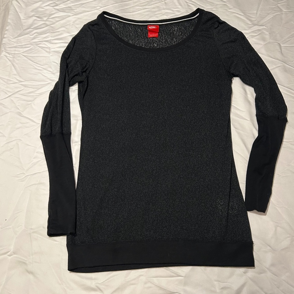 Women's Nike Sheer Long Sleeve Blouse Size XL. Long sleeves have thumb holes